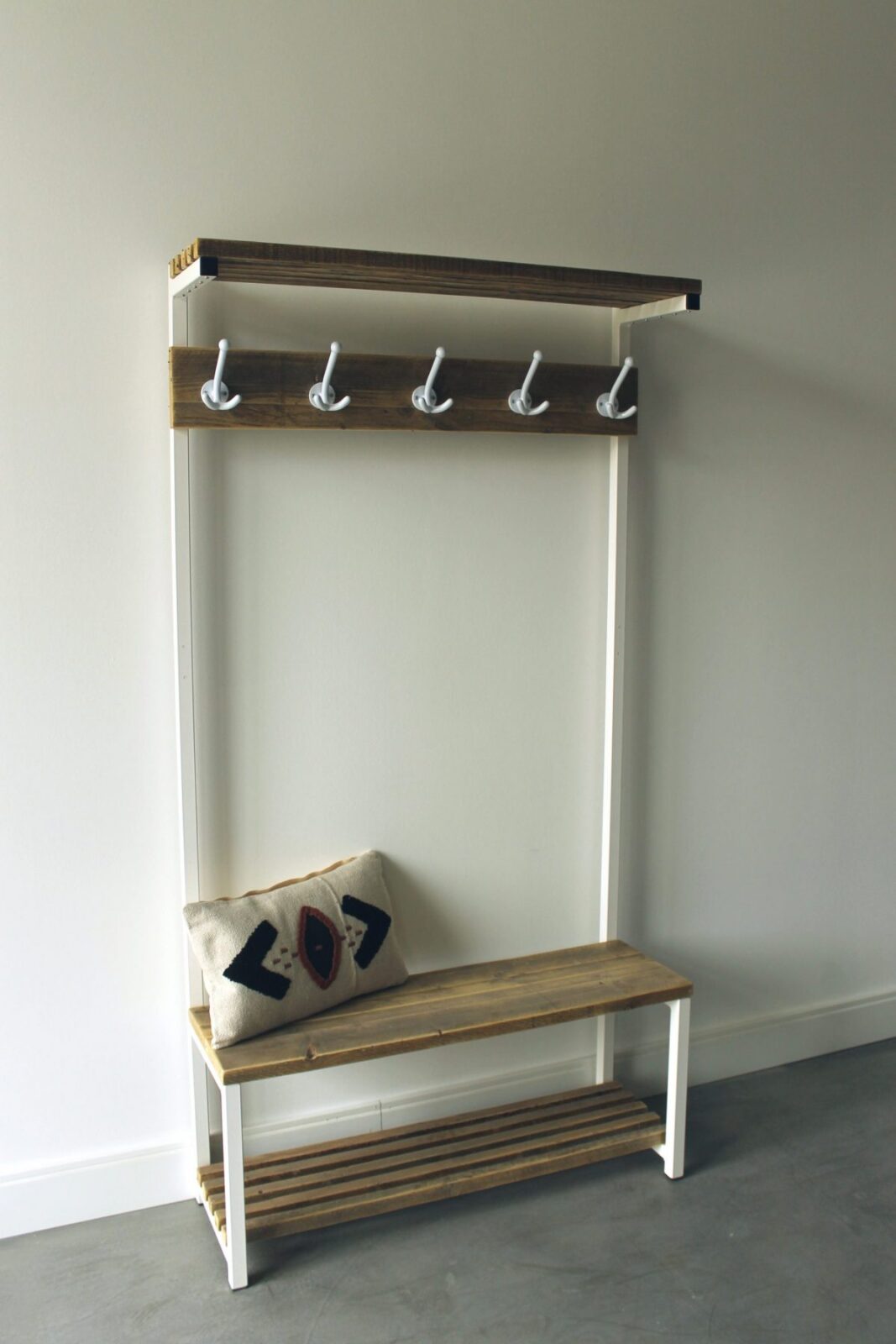 Garderobe aus Altholz und weißem Stahl