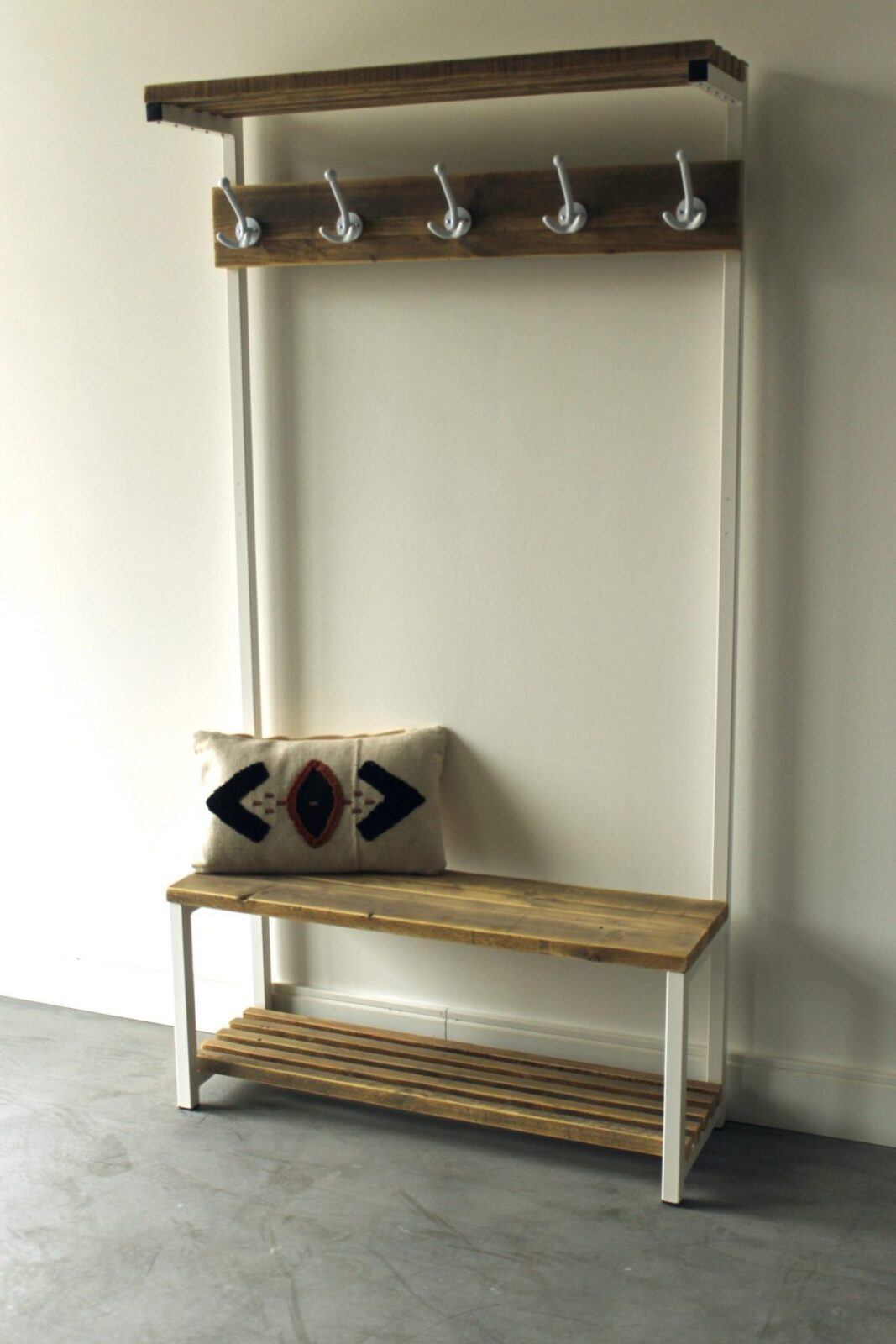 Garderobe aus Altholz und weißem Stahl