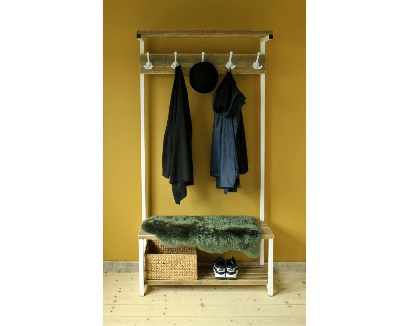Garderobe aus Altholz und weißem Stahl