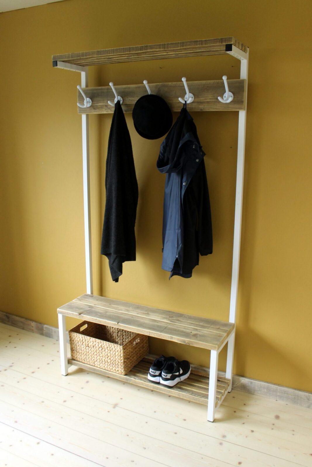 Garderobe aus Altholz und weißem Stahl
