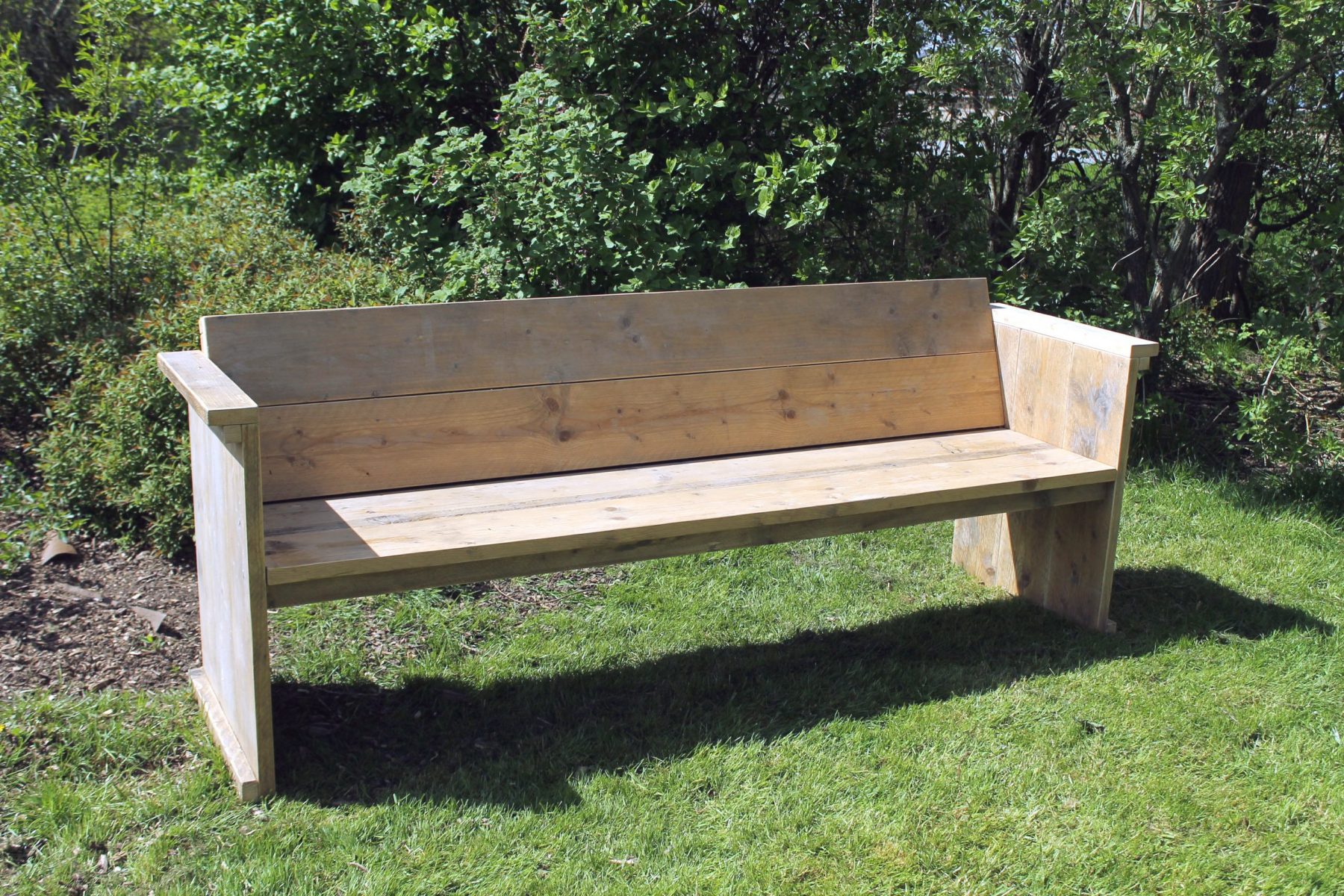 Nachhaltige Gartenbank aus Altholz
