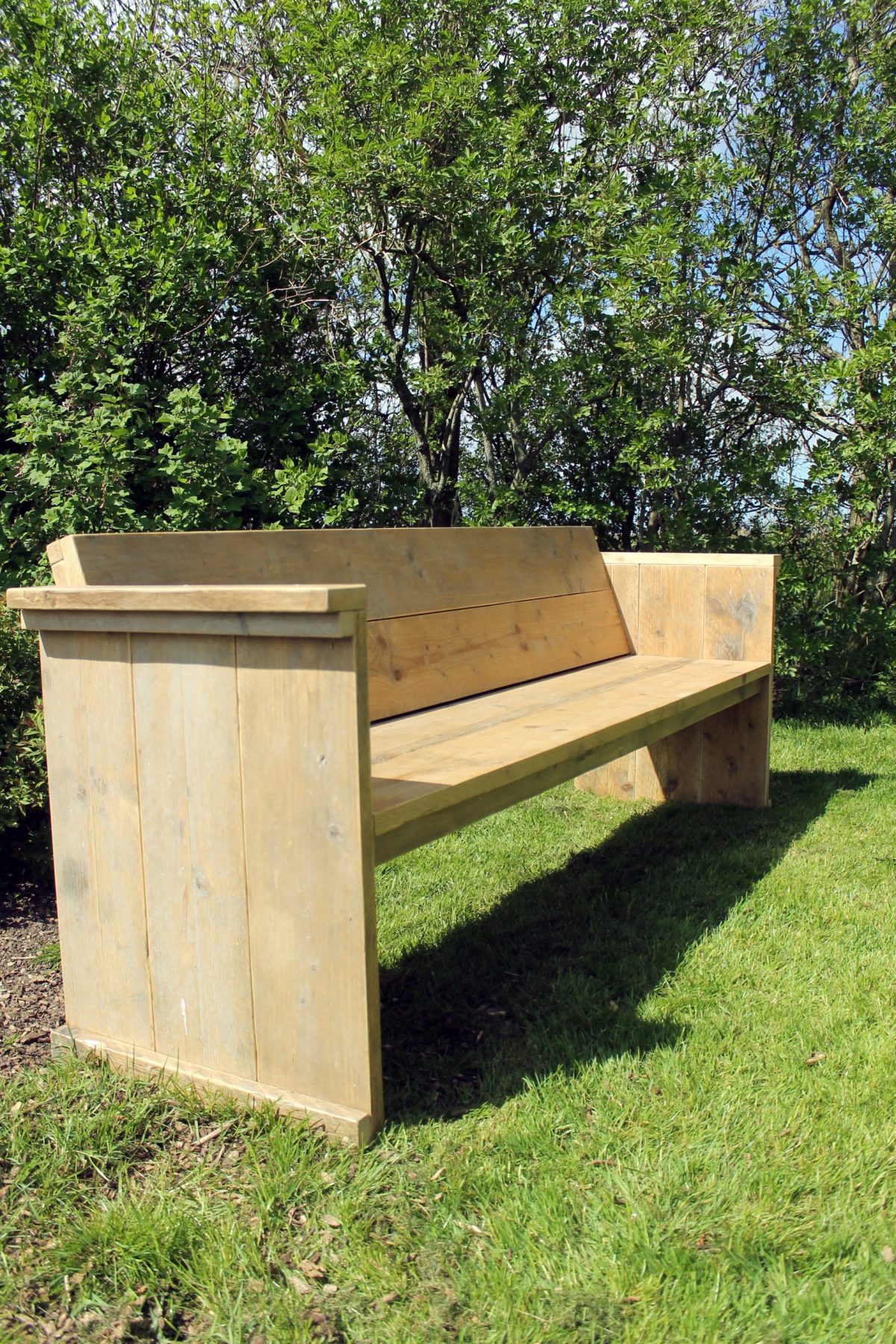 Nachhaltige Gartenbank aus Altholz