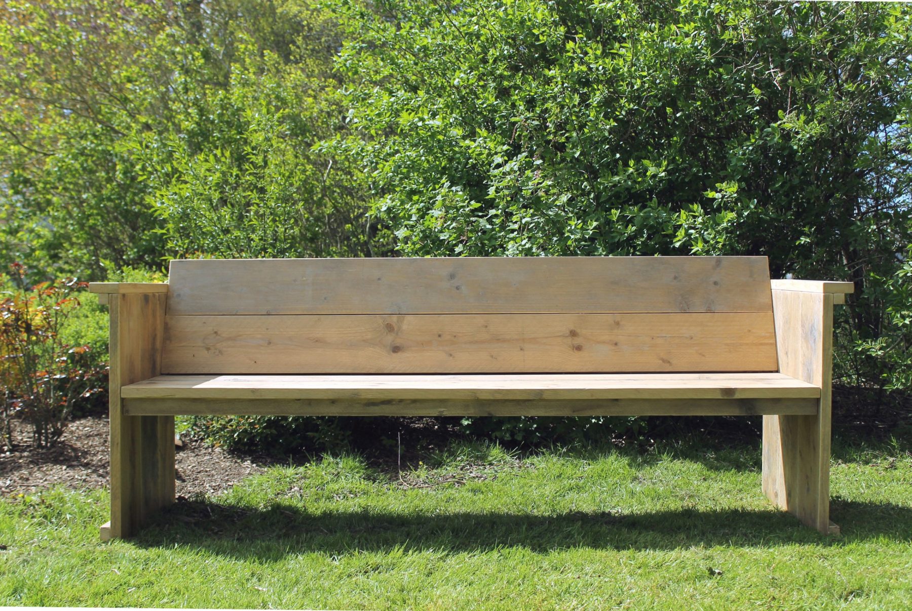 Nachhaltige Gartenbank aus Altholz