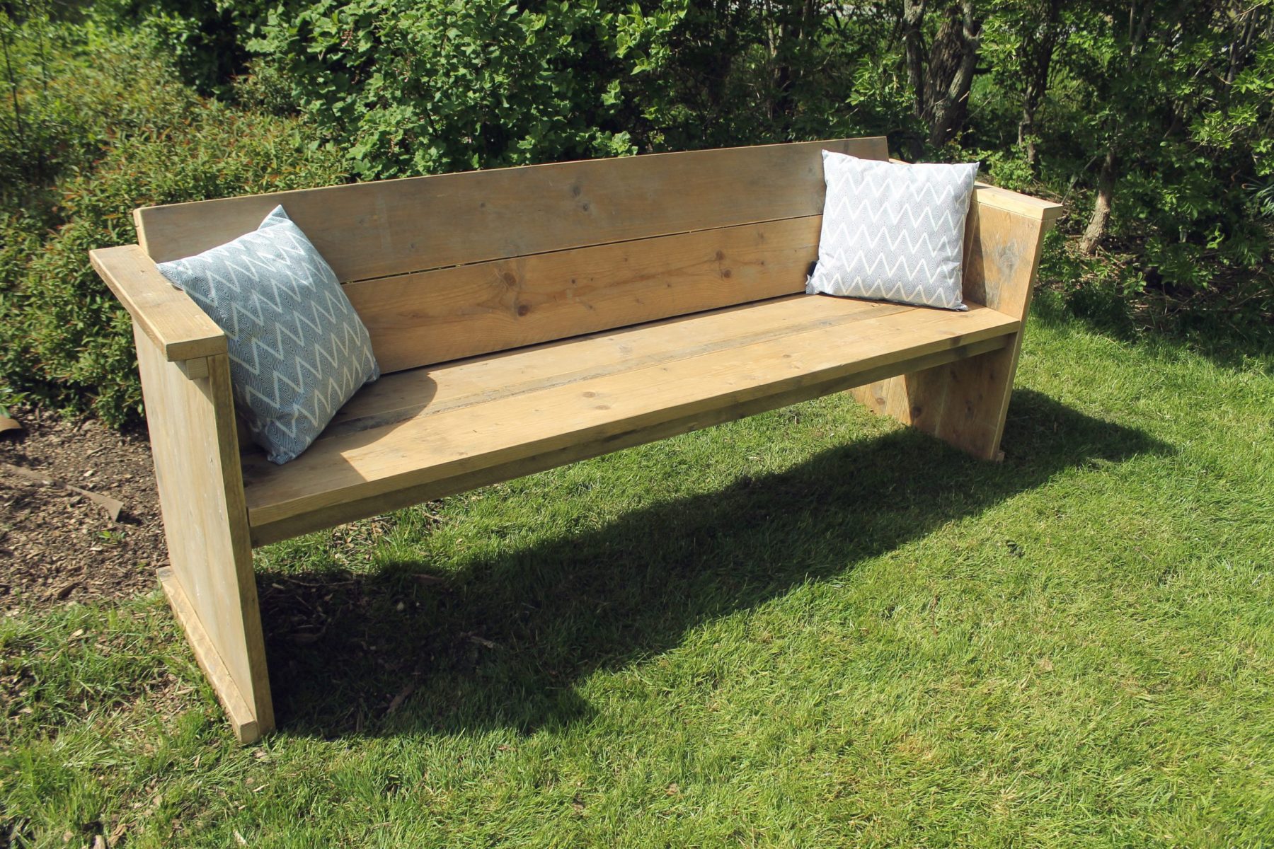 Nachhaltige Gartenbank aus Altholz