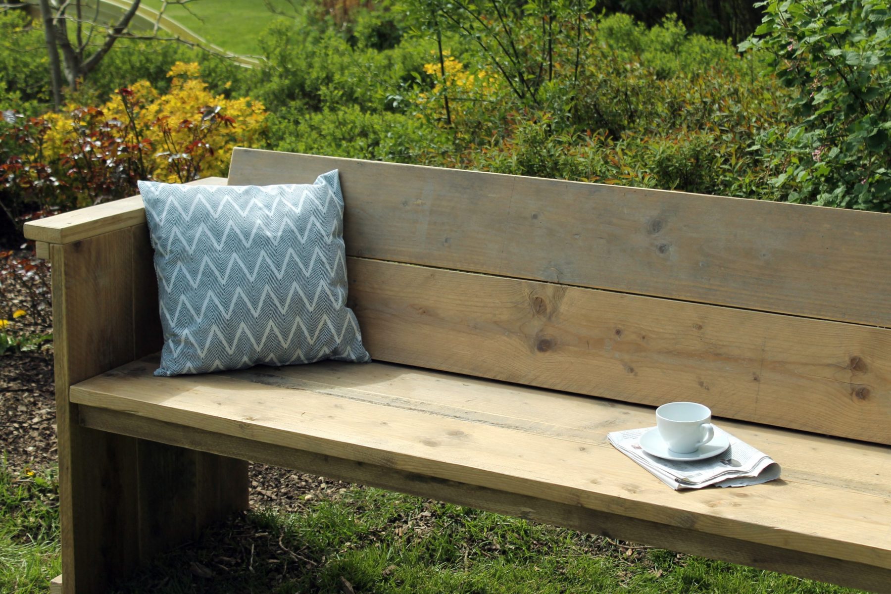 Nachhaltige Gartenbank aus Altholz