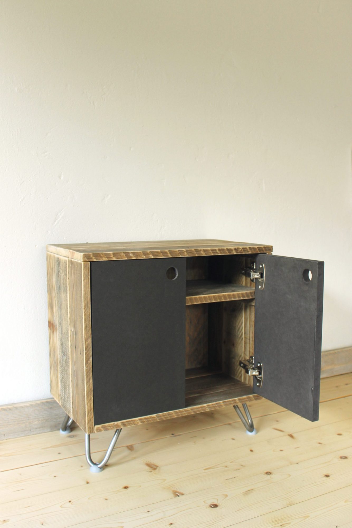 Nachhaltiges Sideboard aus Altholz