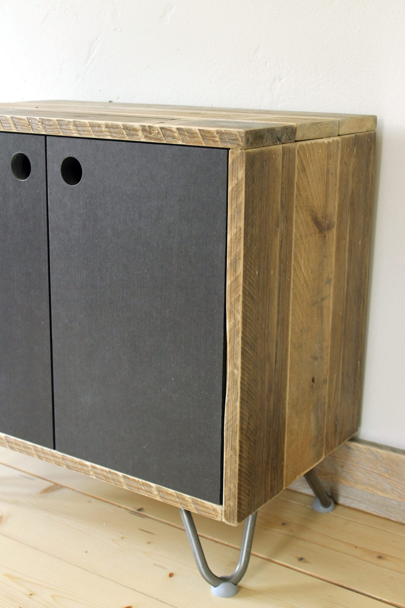 Nachhaltiges Sideboard aus Altholz