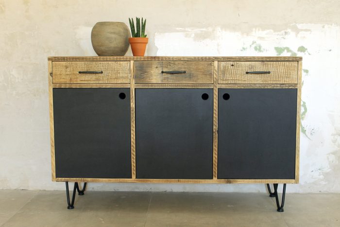 Nachhaltiges Sideboard aus Altholz