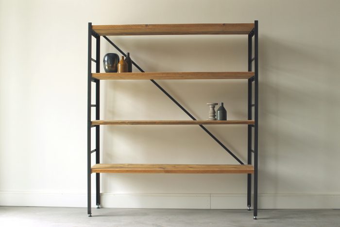 Regal aus nachhaltigem Holz und Rohstahl