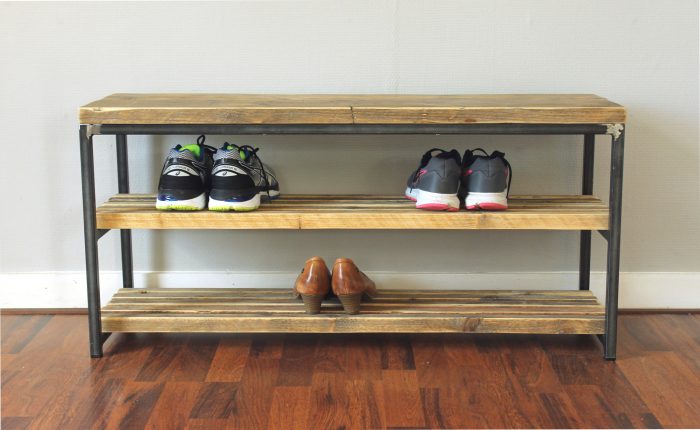 Nachhaltiges Schuhregal aus Altholz und Rohstahl