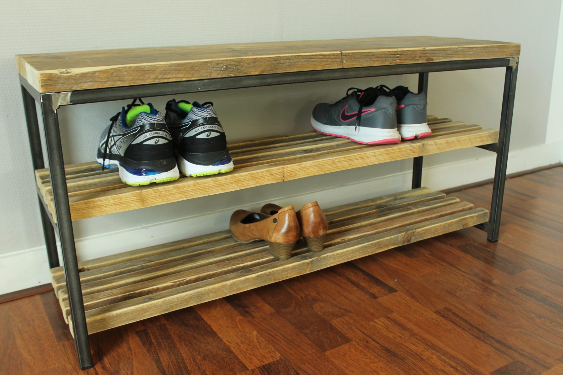 Schuhregal aus Altholz und Rohstahl