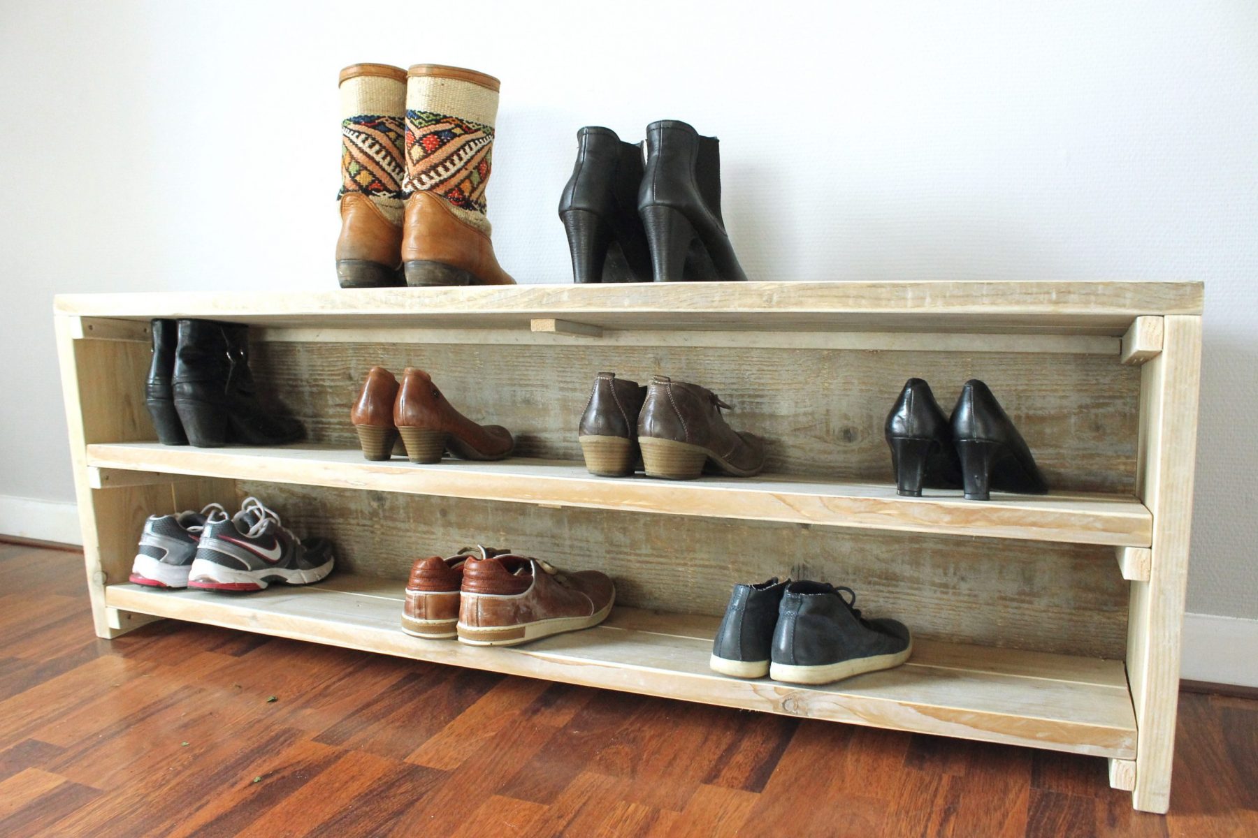 Nachhaltiges Schuhregal aus Altholz