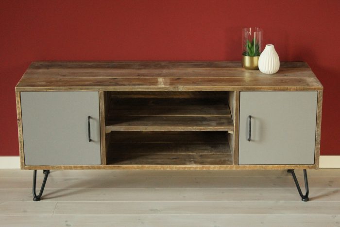 Sideboard aus Altholz mit grauen Türen