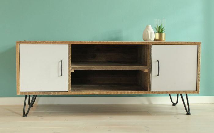 Sideboard aus Altholz mit weißen Türen