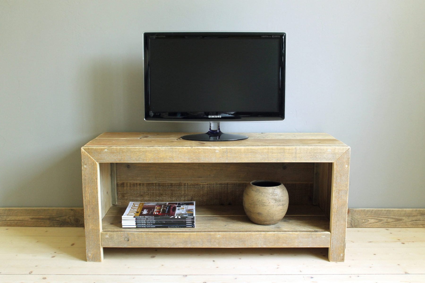 Nachhaltiges Tv- Sideboard als Altholz