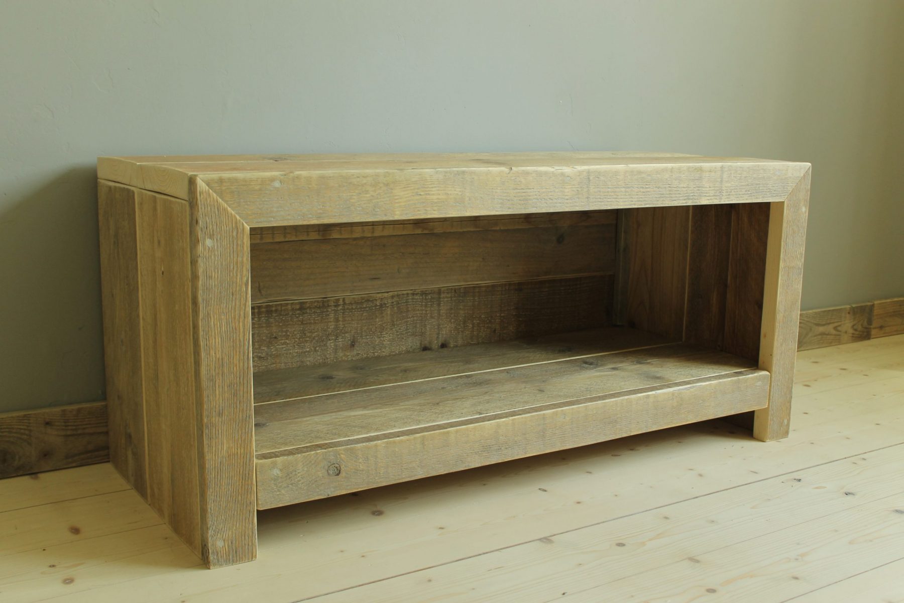 Nachhaltiges Sideboard als Altholz