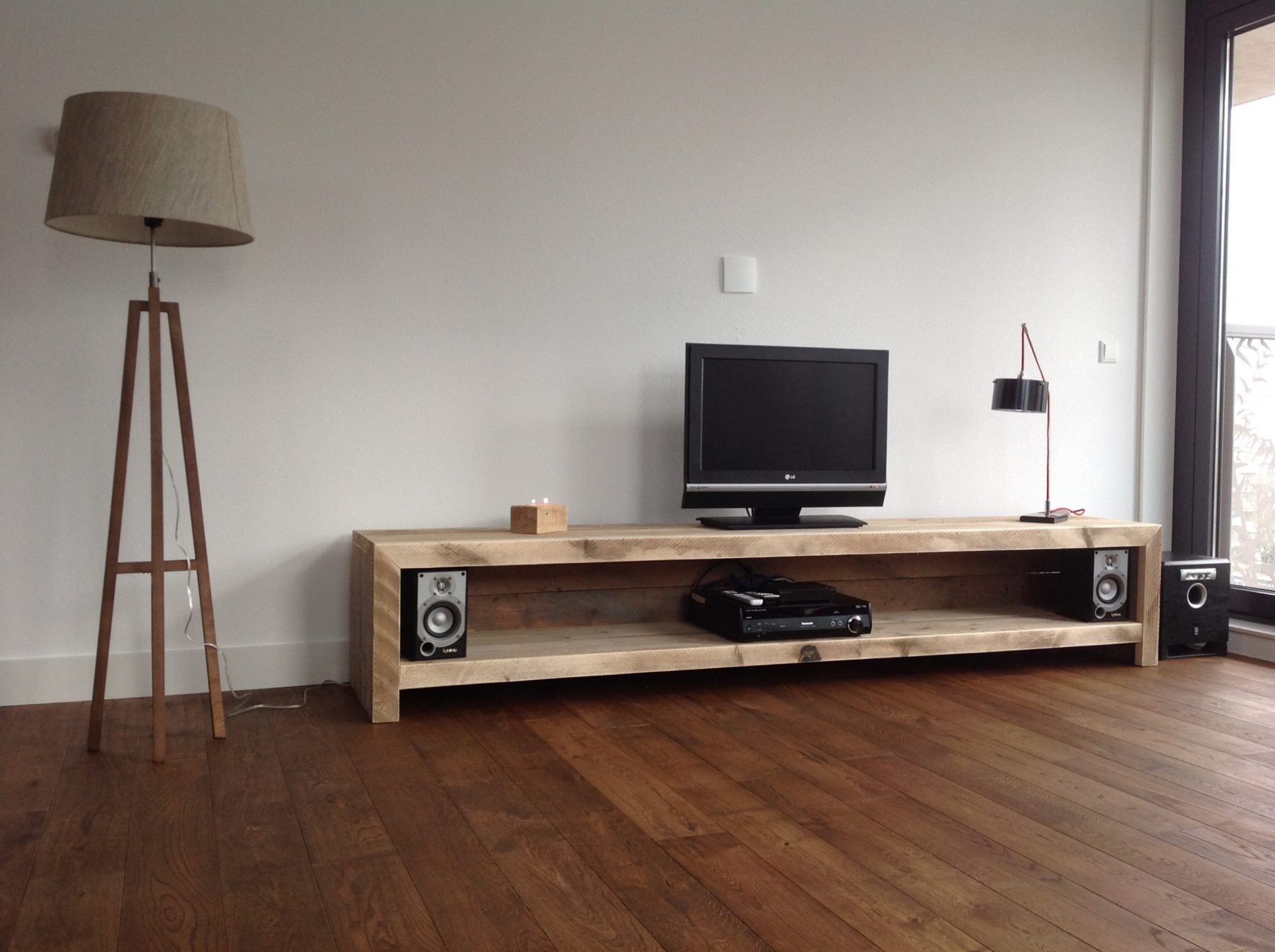 Nachhaltiges Tv- Sideboard als Altholz