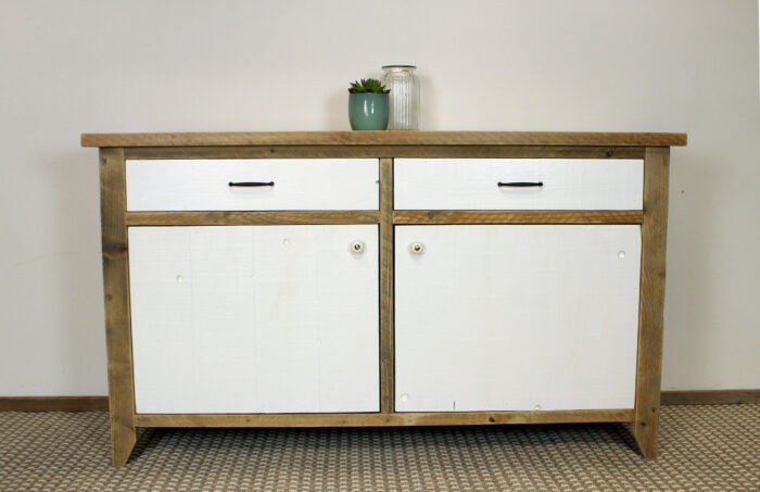 Sideboard mit weißen Türen