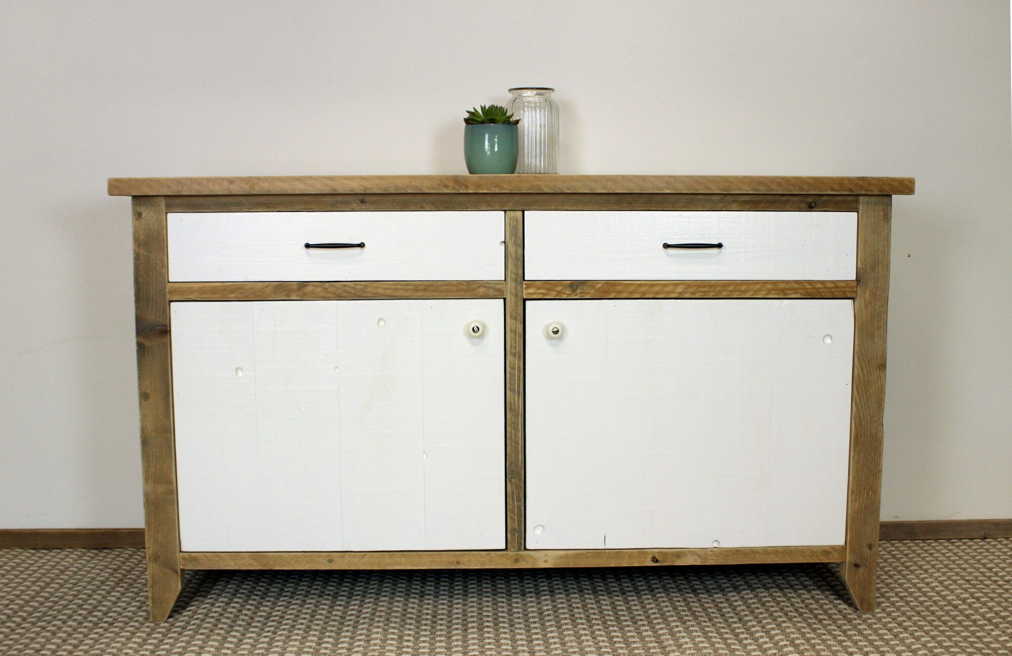 Sideboard mit weißen Türen