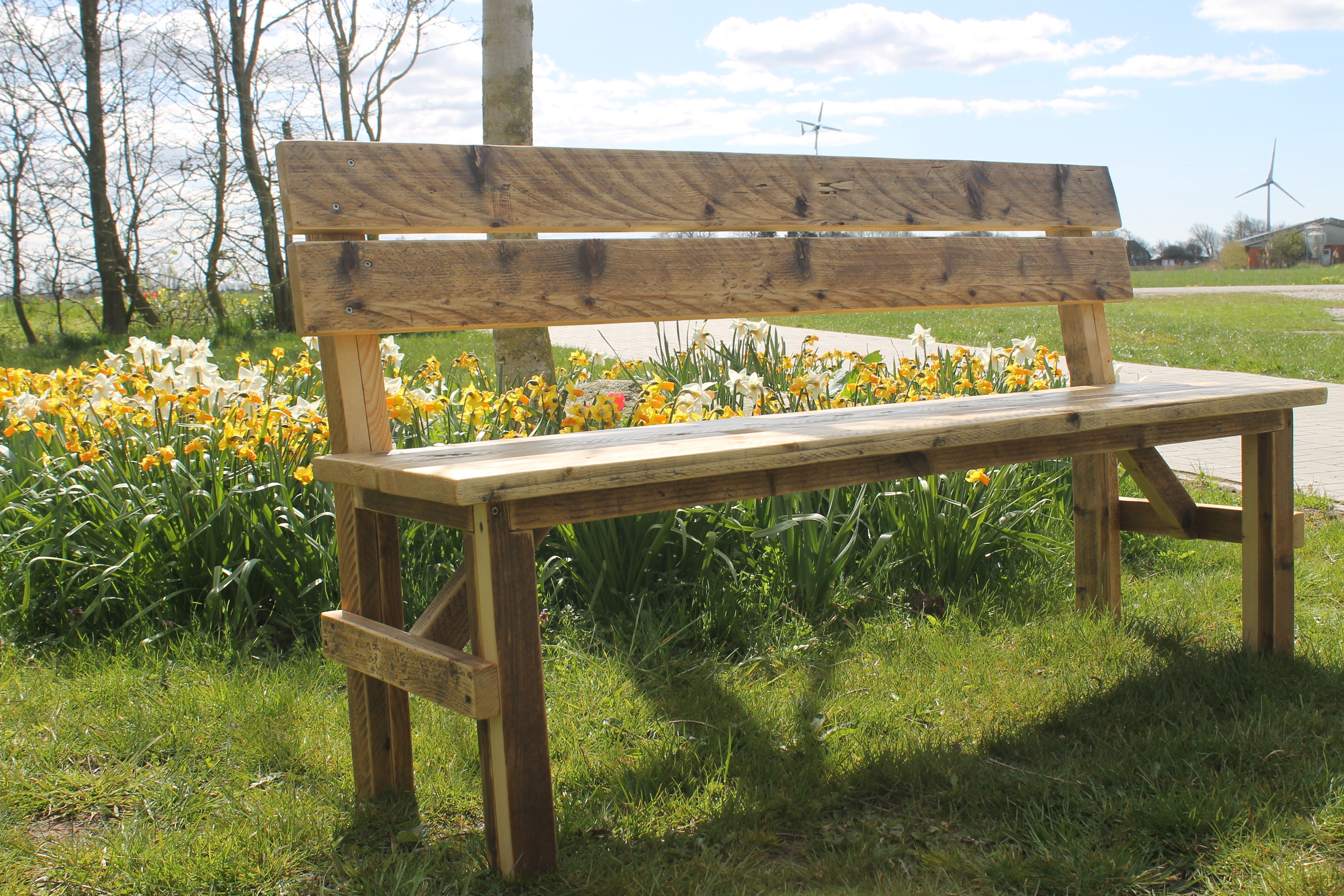 Bank aus nachhaltigem Altholz für den Garten