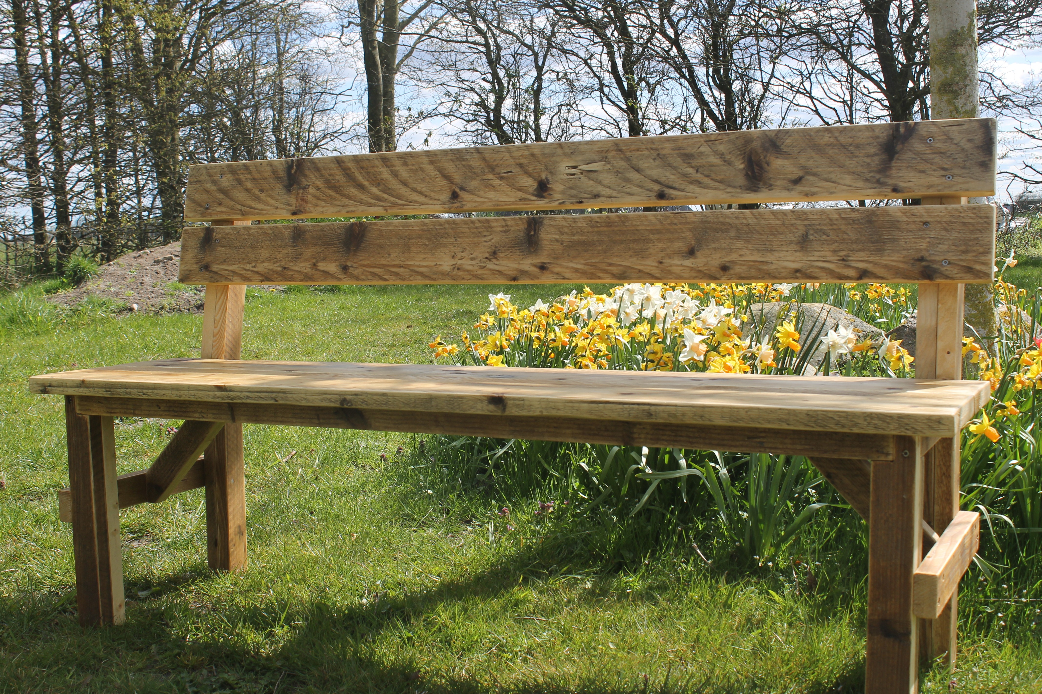 Bank aus nachhaltigem Altholz für den Garten