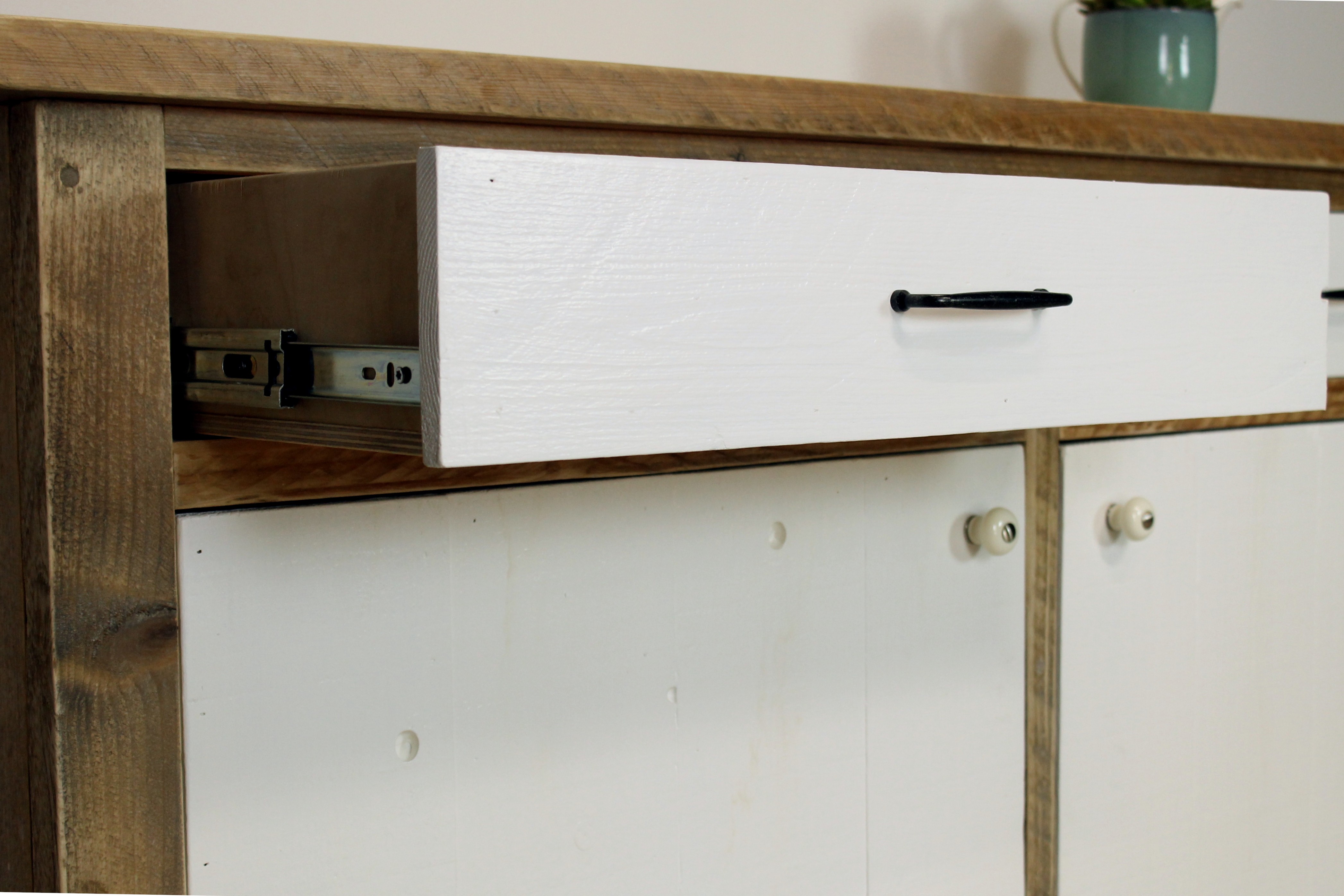 nachhaltiges Sideboard mit weißen Türen aus Altholz