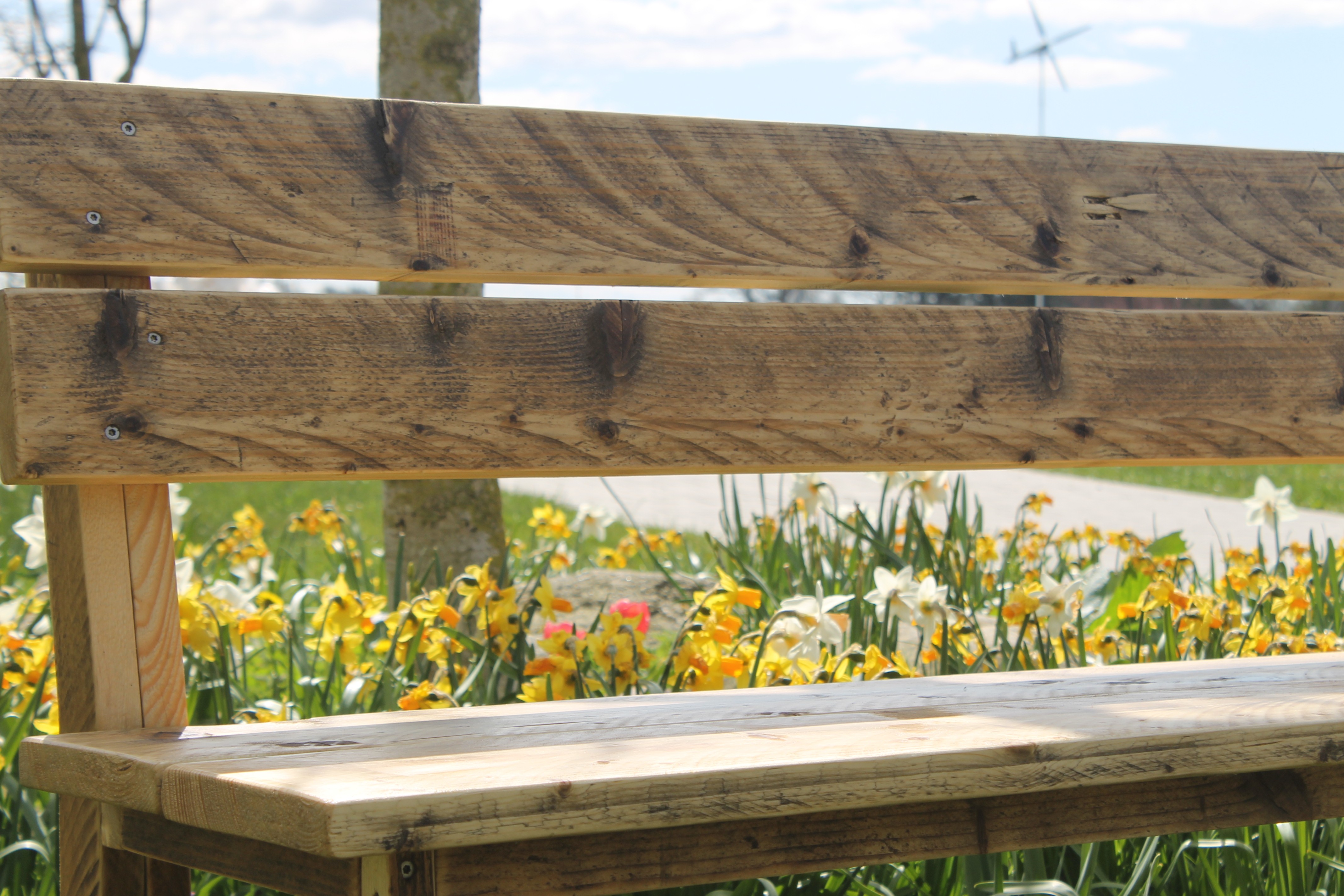 Bank aus nachhaltigem Altholz für den Garten