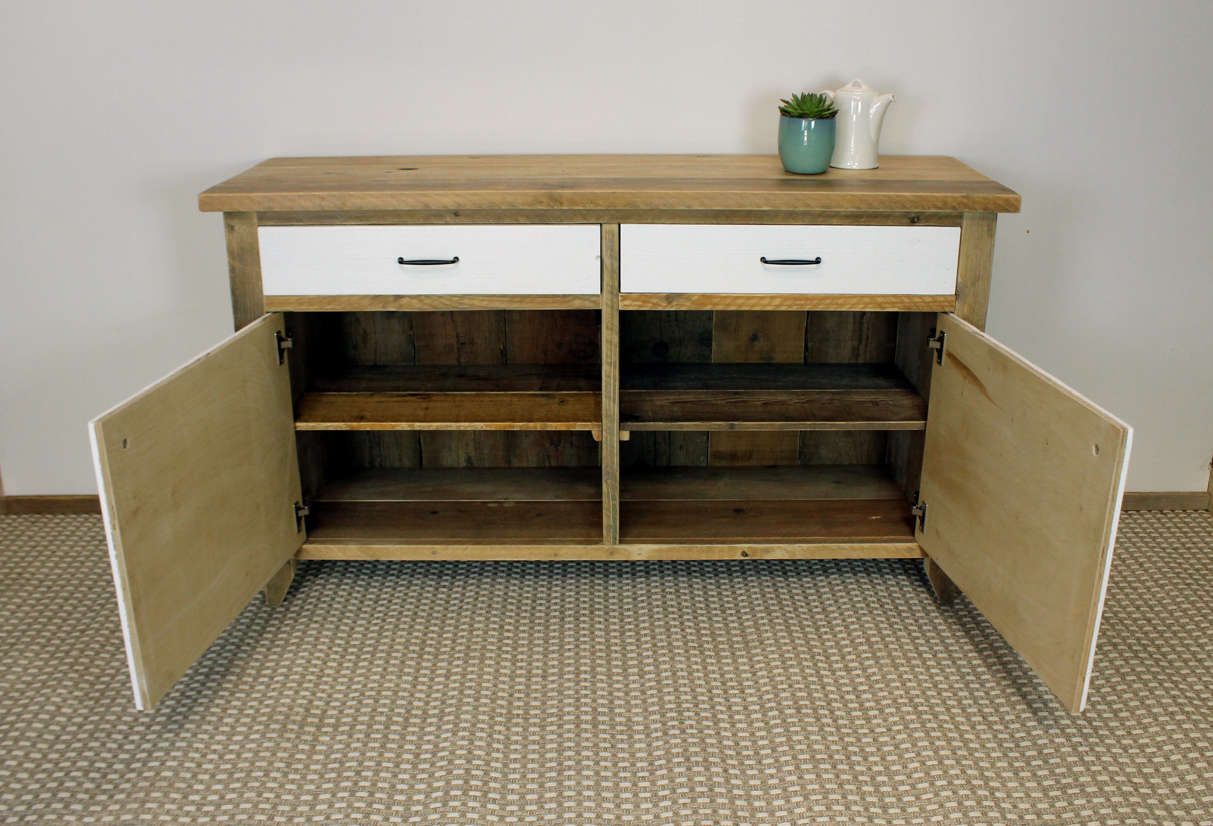 nachhaltiges Sideboard mit weißen Türen aus Altholz