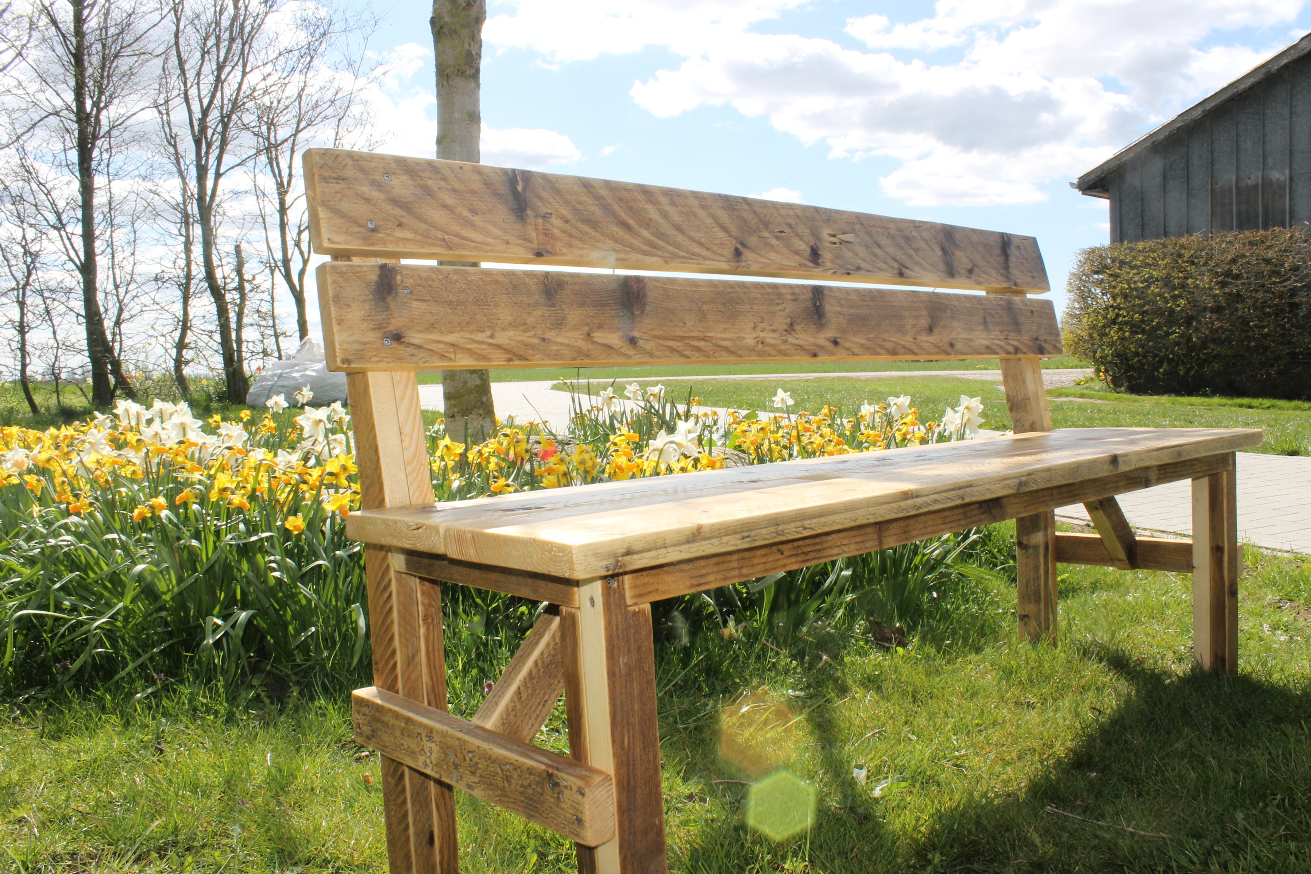 Bank aus nachhaltigem Altholz für den Garten