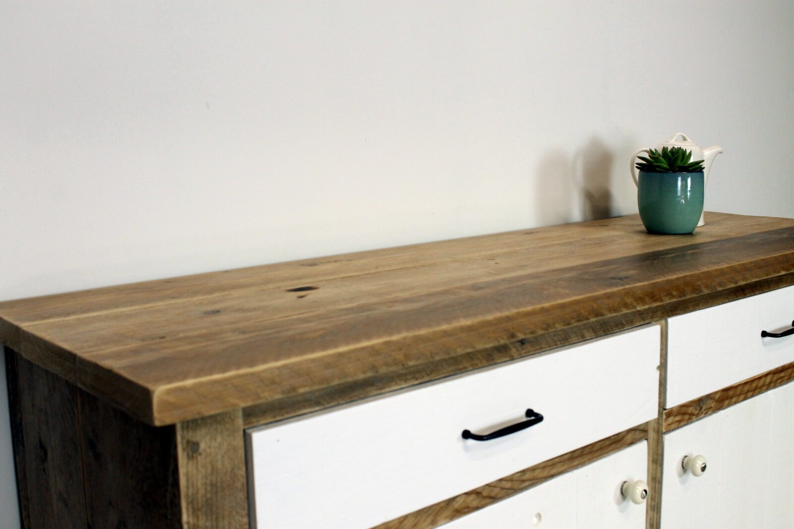 Sideboard mit weißen Türen aus nachhaltigem Holz