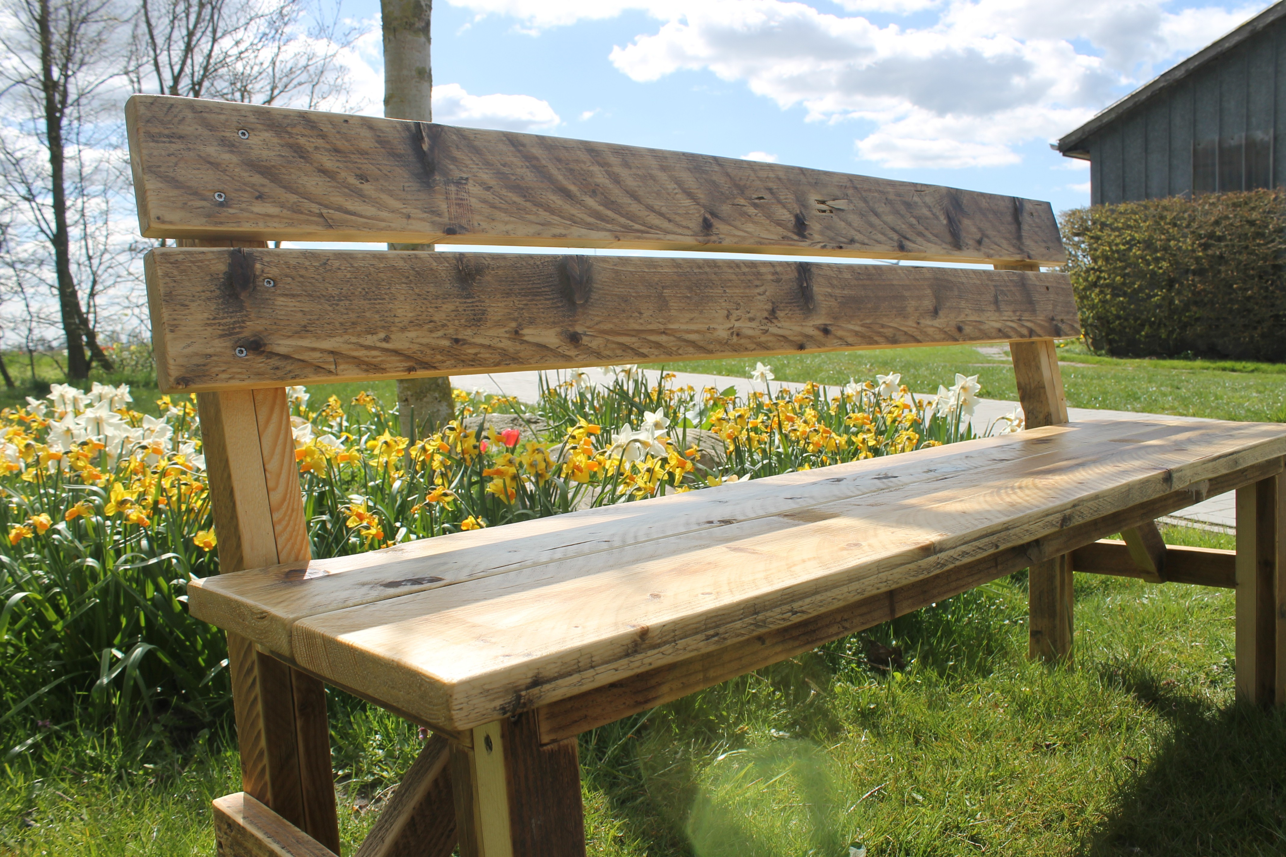 Bank aus nachhaltigem Altholz für den Garten