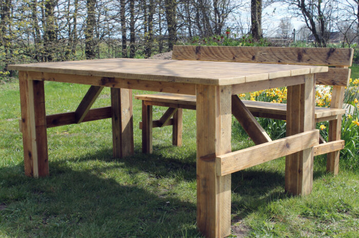 Nachhaltiger Gartentisch aus Altholz