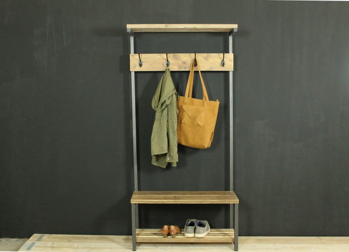 Garderobe aus Altholz und Stahl