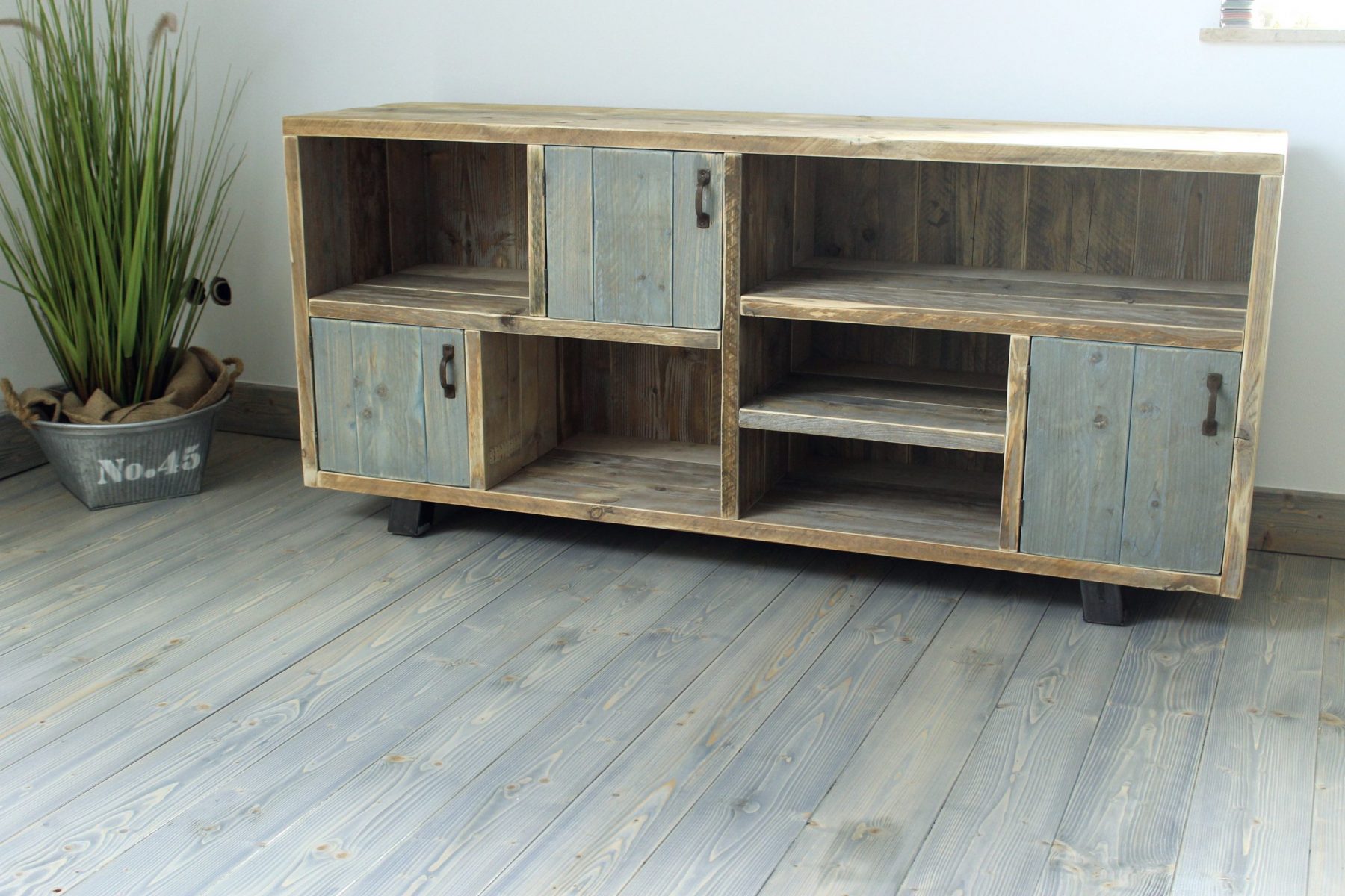 Sideboard aus Altholz mit blauen Türen