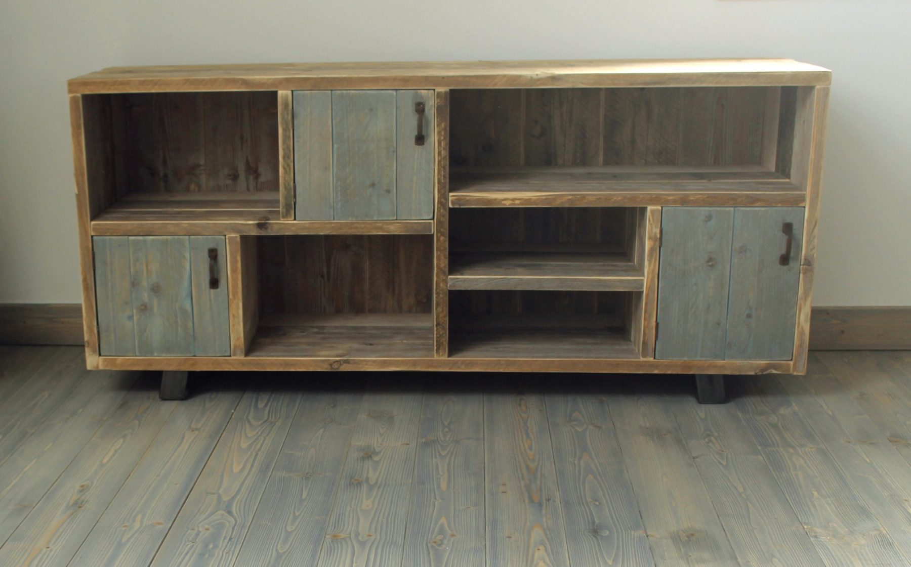 Sideboard aus Altholz mit blauen Türen