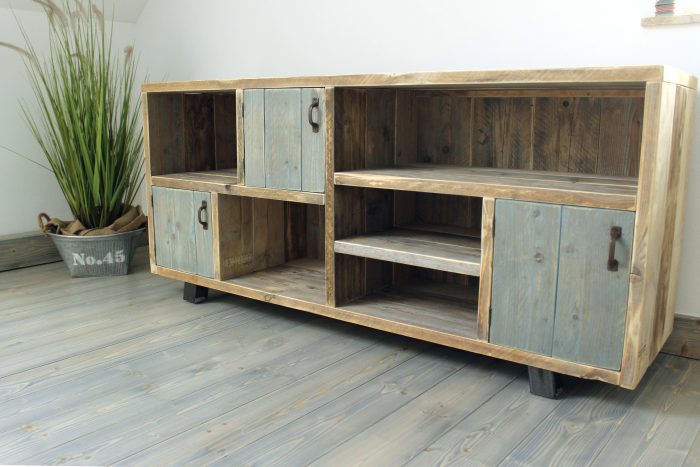 Sideboard aus Altholz mit blauen Türen