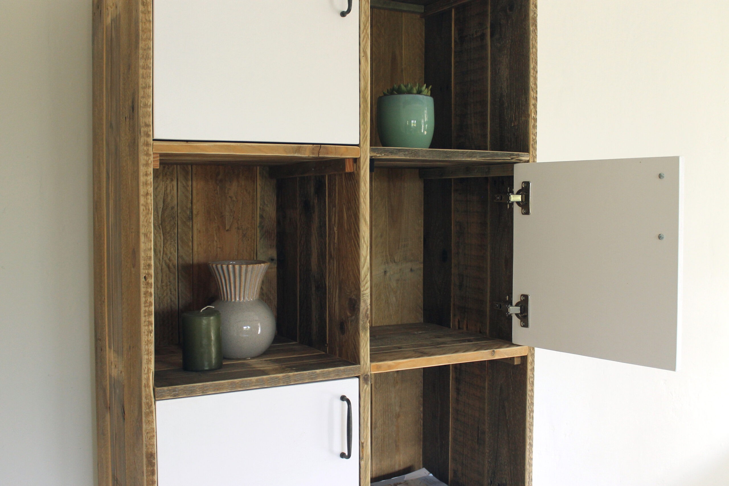 Industrielles Bücherregal aus Holz