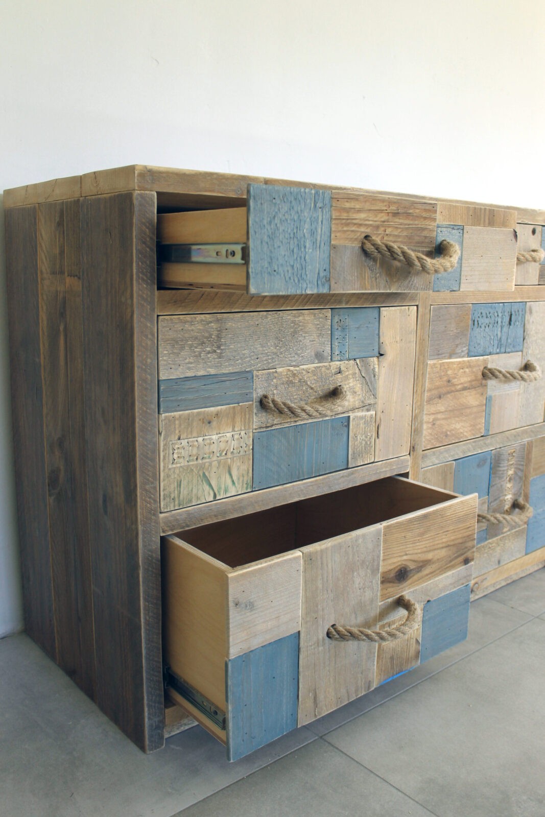 Industrielle Kommode aus aufbereitetem Holz