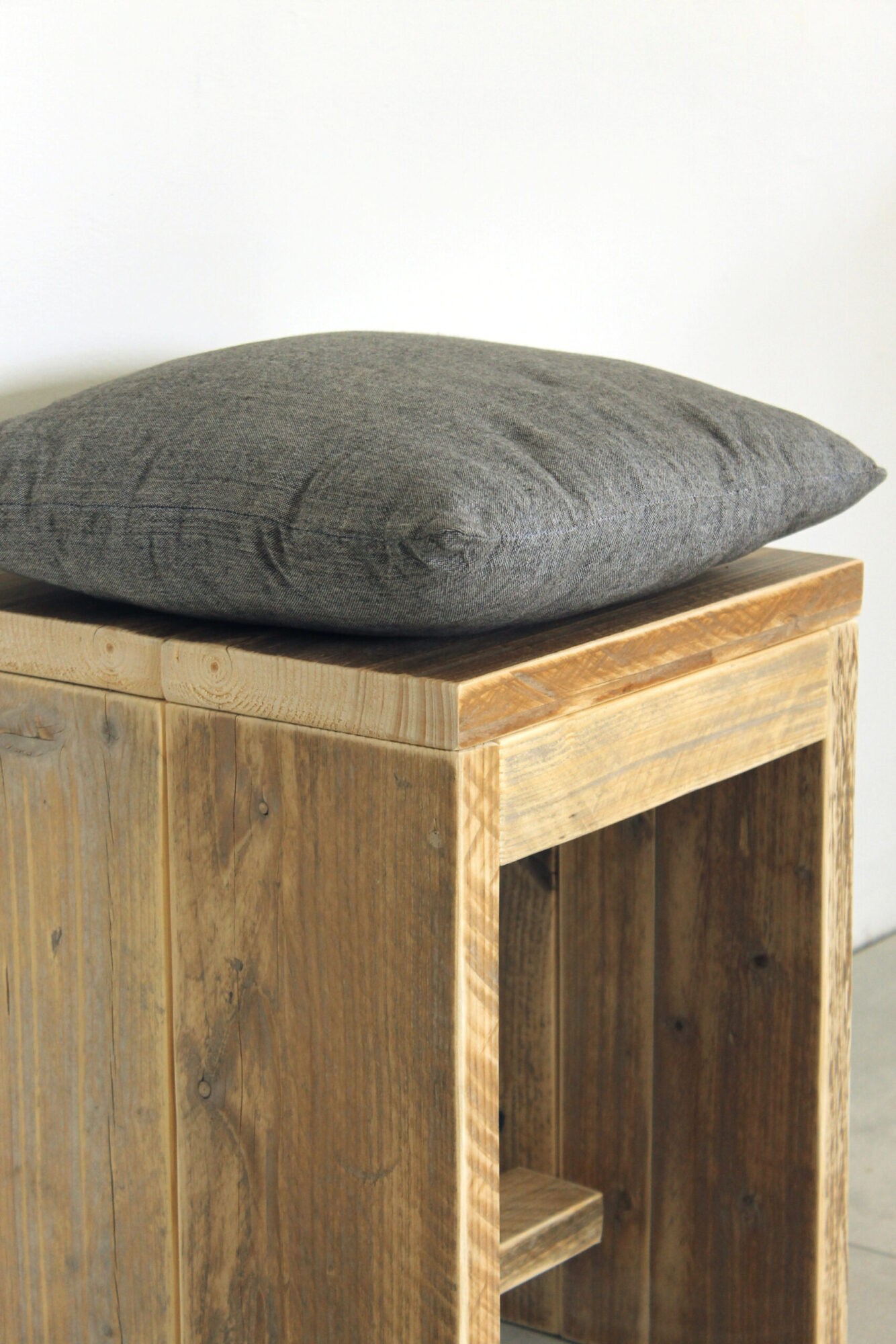 Hocker aus Gerüstholz