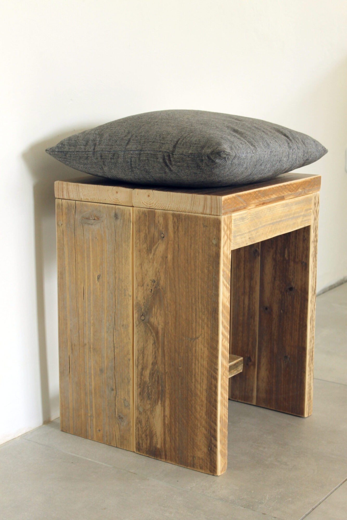Stabile Hocker aus Holz