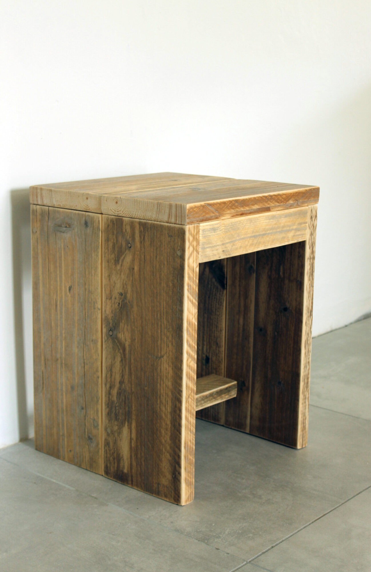 Hocker aus Altholz