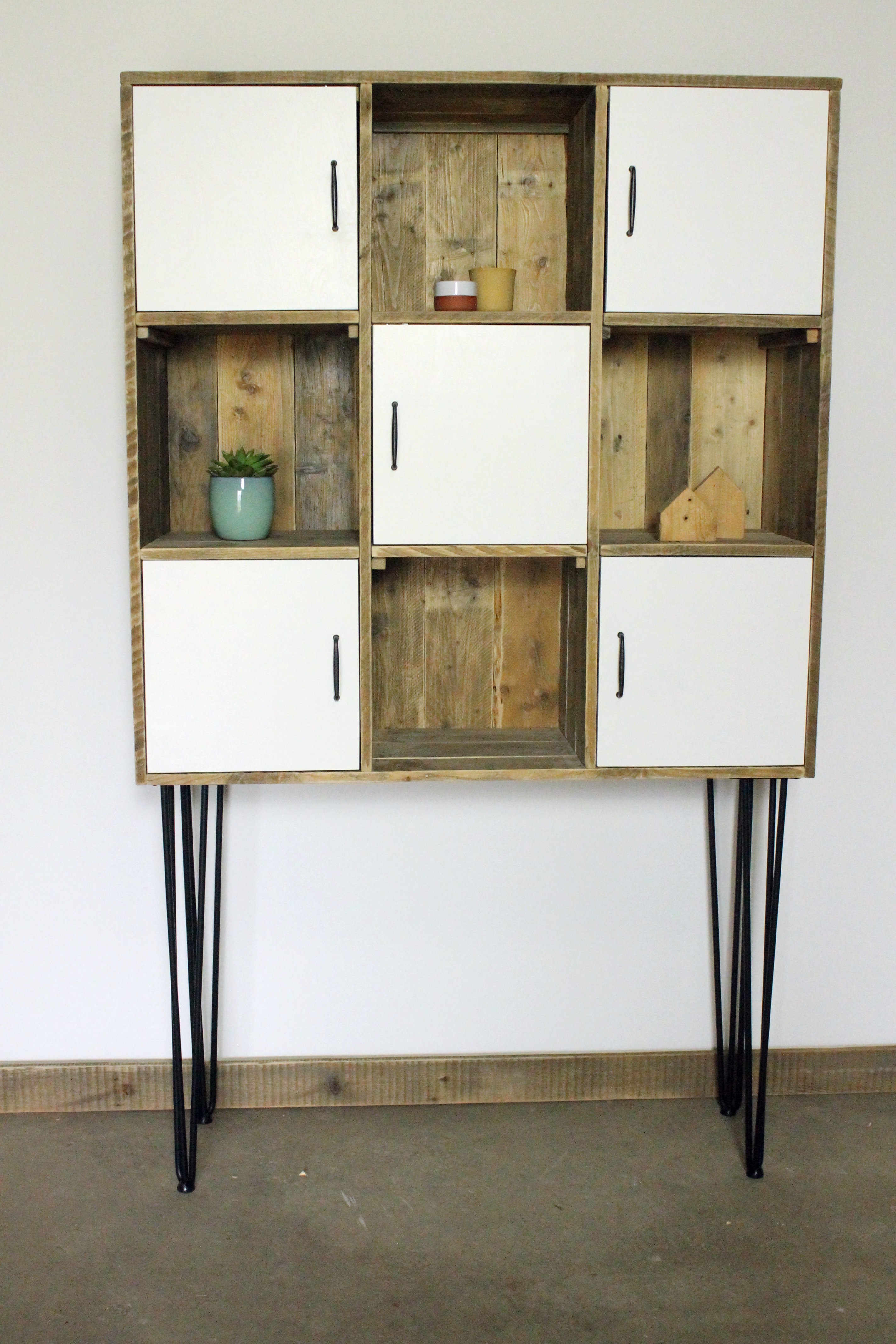 Bücherregal aus Altholz im industriellen Stil